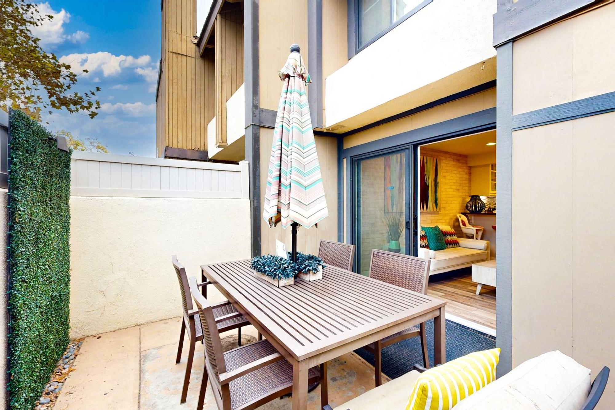 Doorstep To Disneyland Condos Anaheim Exterior photo
